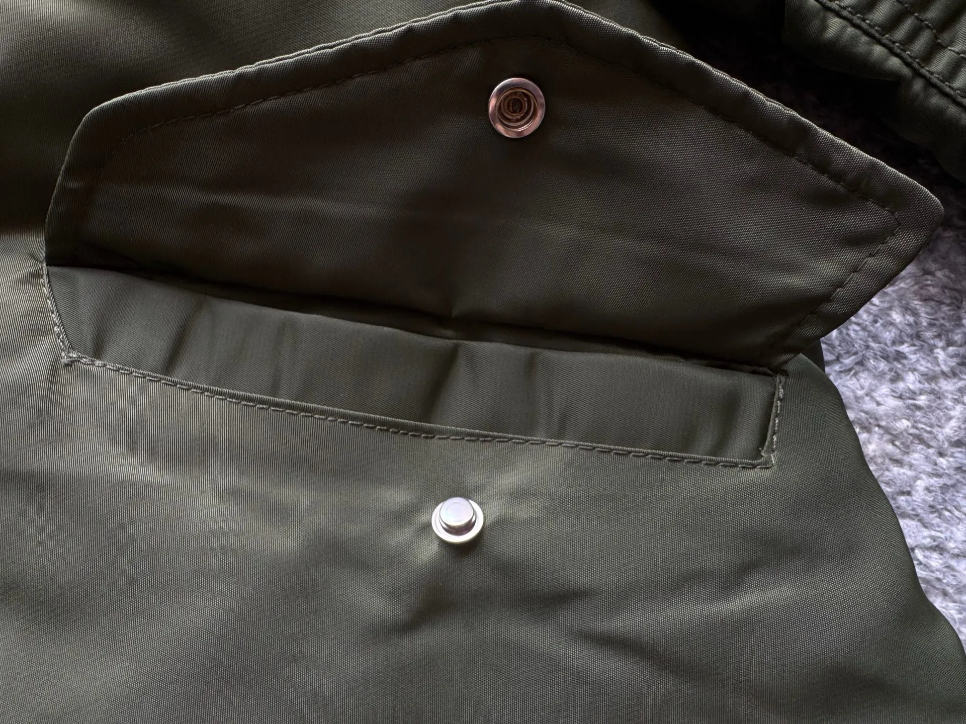 P360 Stone lsland Stone Island Medal Aviator Cotton Jacket The outer fabric is made of MA-1 flight nylon, which is a material specially used in flight and aviation. Flying nylon is a fabric specially used in flight and aviation. It is rarely used in ordinary clothing. The density of flying nylon is very high, so it is windproof and waterproof. When rain falls on the surface of the clothes, it will not penetrate immediately, but will form a small water droplet and slide off. This performance is a requirement for the development of modern jet technology. Because it is assumed that the pilot got caught in the rain before getting on the plane, he entered the cabin covered in rainwater. When flying at high altitude and at high speed, in a cabin without an environmental control system, water droplets will freeze on the pilot's body 2. Knitted baseball collar MA-1 uses a knitted collar. The collar is made of wool and can be snug around the neck and very warm. 3. Metal zippers We have very strict requirements on zippers, including smoothness and size. There was no zipper on the market that met the requirements, so we asked a zipper factory to customize a strong and durable metal zipper.  4. Double-threaded knitted cuffs The cuffs are made of double-threaded knitted fabric, narrow at the front and wide at the back. The narrow part can be tightened around the wrist to prevent wind from entering. The wide part has enough space when wearing multiple pieces under winter Color: Black Dark Army Green Size: M L.